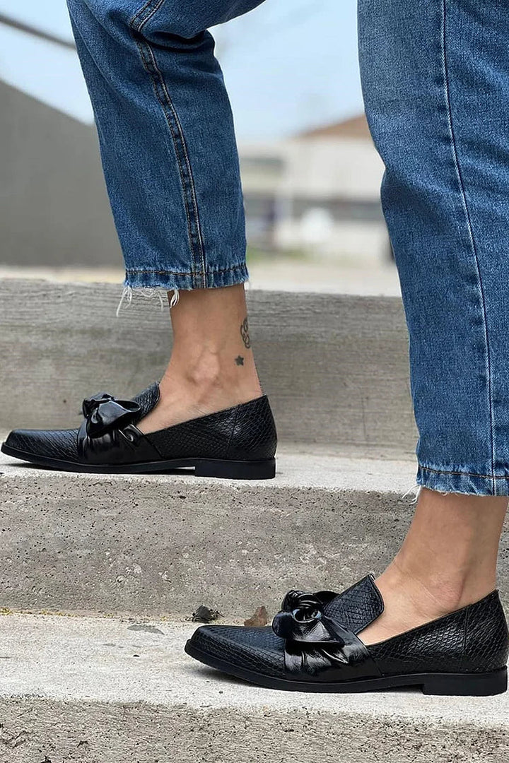 Ersilia | Mocassino nero con fiocco lucido