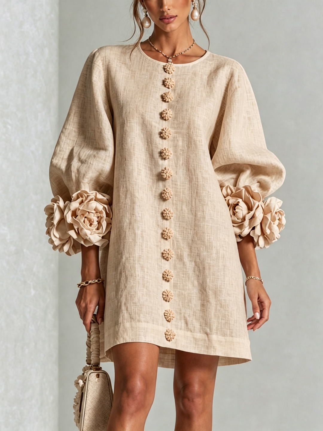 Lily | Mini Abito Beige con Maniche a Fiori Stravaganti